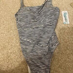 🌸 NWT Freshwater swimsuit in (4-6) S.